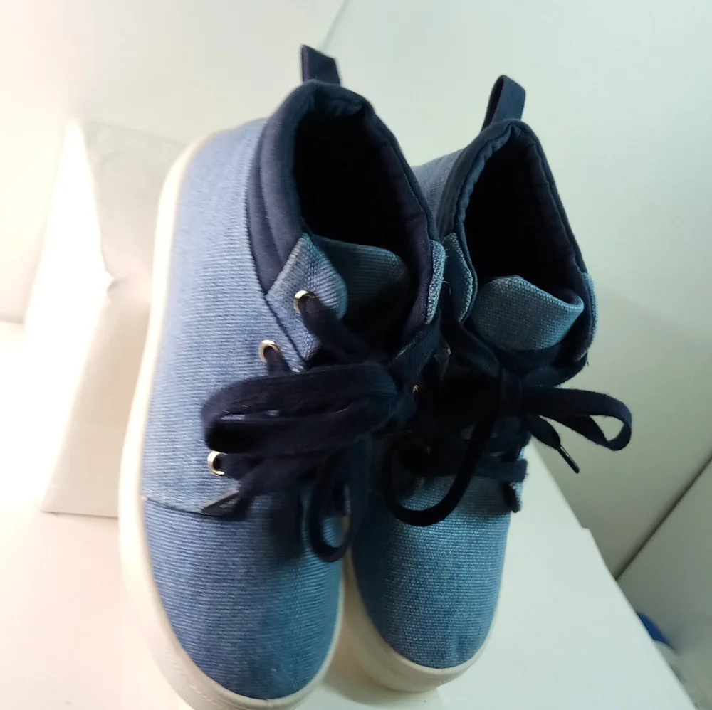 Boy/Girl Denim sneakers size 12. Gently used.